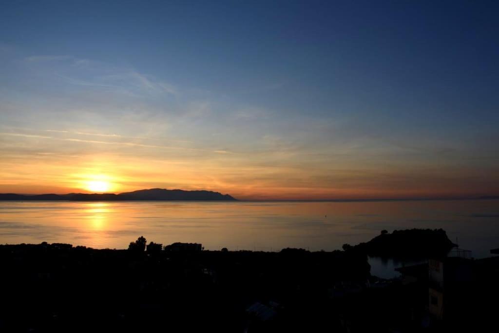 Villa Muhtesem Deniz Manzarali 6+1 Kuşadası